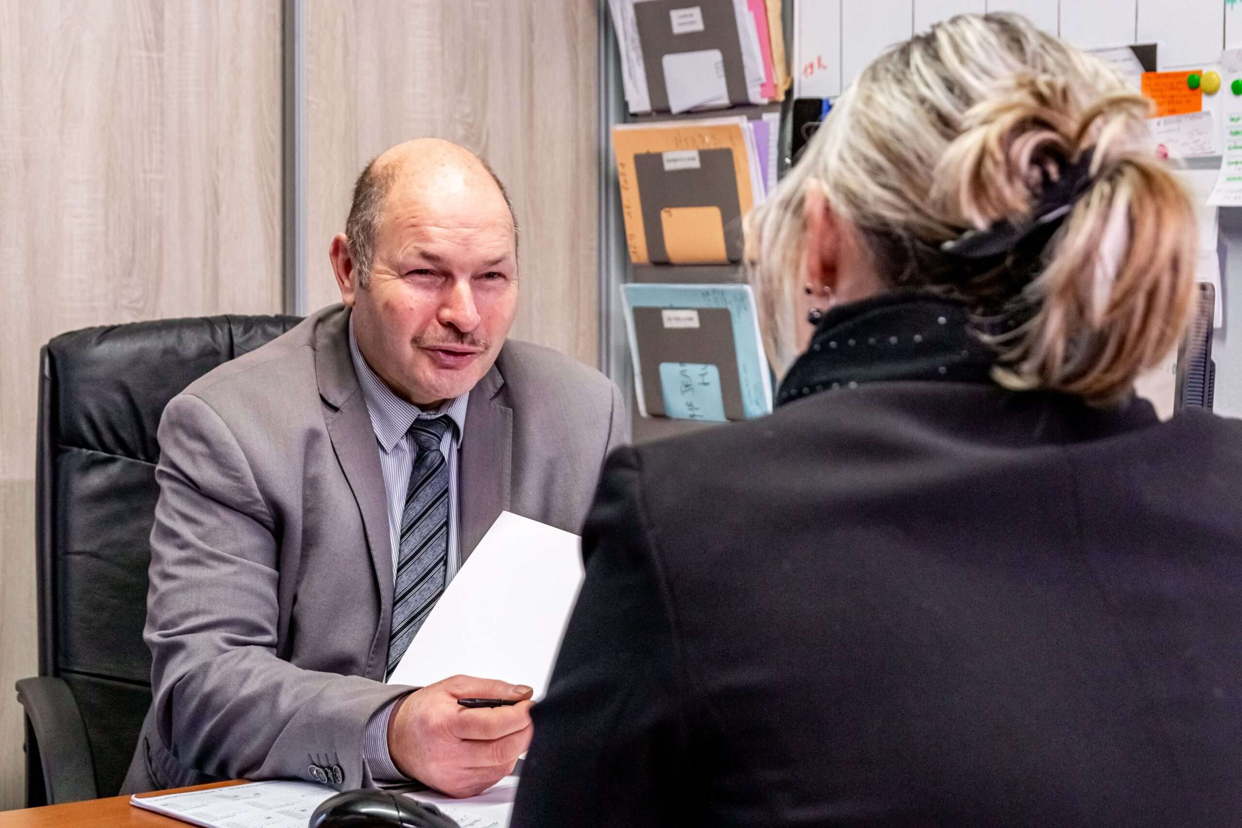 personnel funeraire aidant une famille